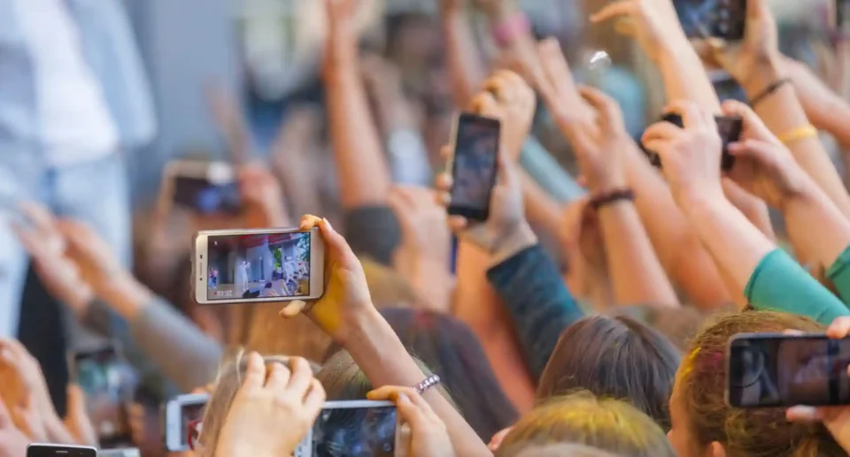 Die Rolle der sozialen Medien bei der Gestaltung von Nachrichten-Narrativen: Eine neue Ära für den Journalismus