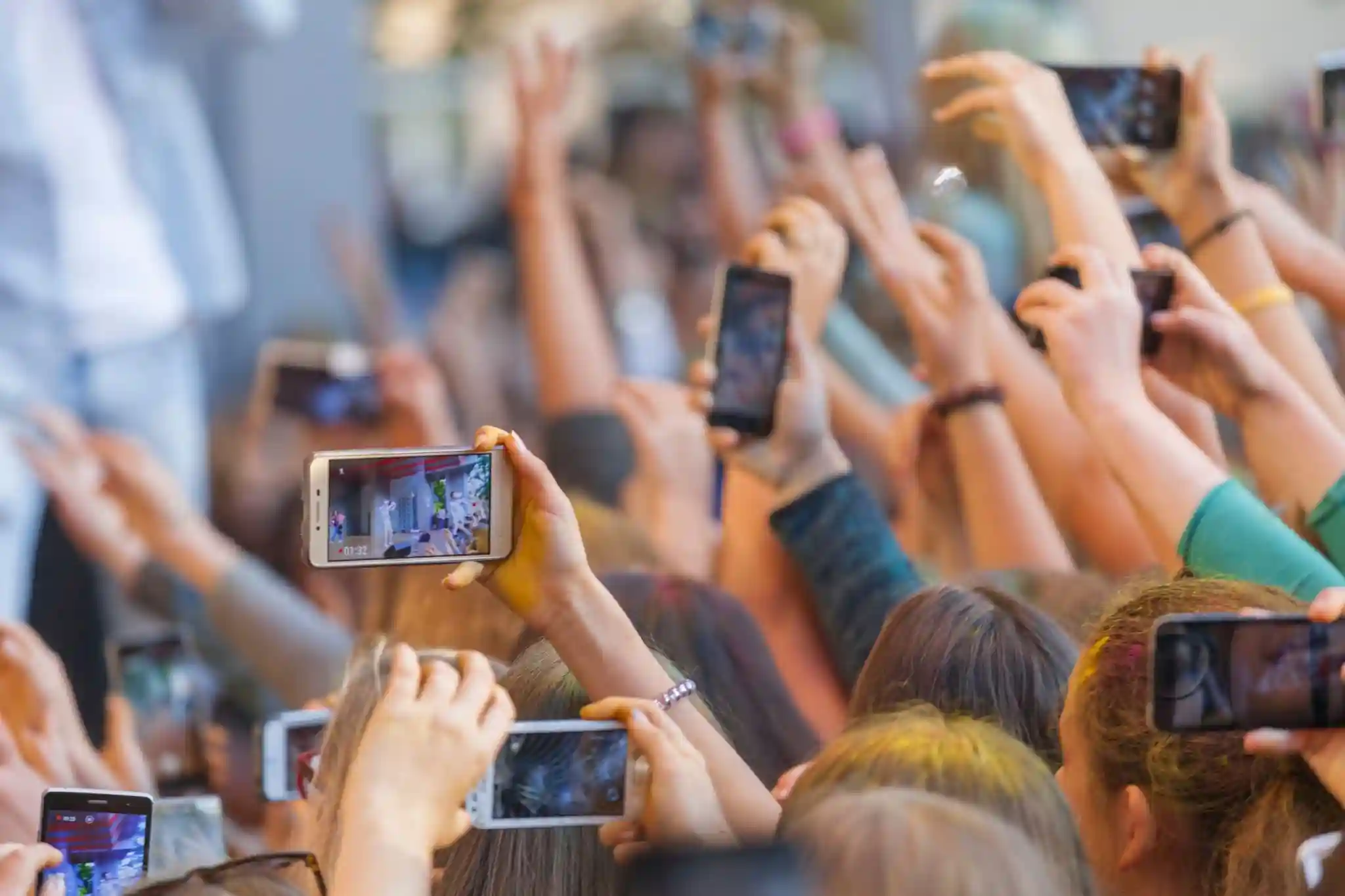 Die Rolle der sozialen Medien bei der Gestaltung von Nachrichten-Narrativen: Eine neue Ära für den Journalismus