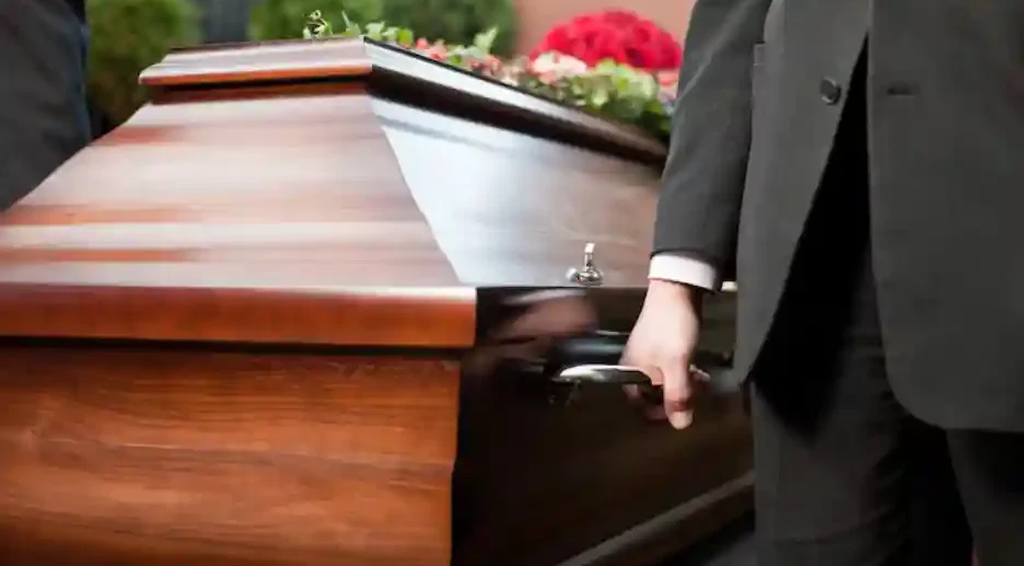 Mit dem Verlust umgehen: Wichtige Überlegungen beim Tod eines geliebten Menschen