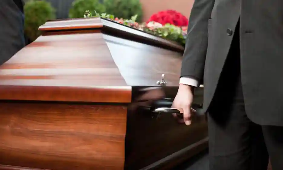 Mit dem Verlust umgehen: Wichtige Überlegungen beim Tod eines geliebten Menschen